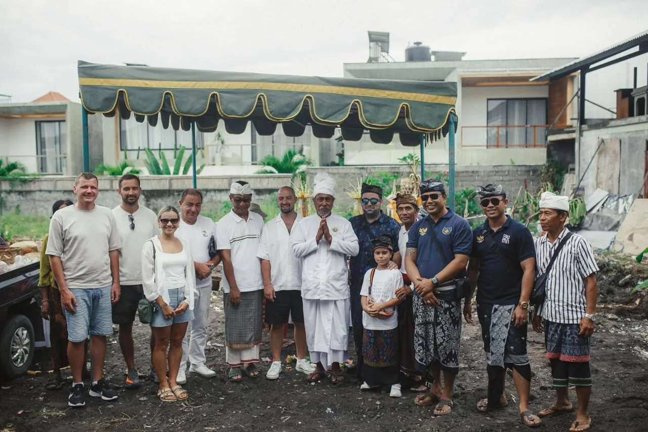 Avalon Bali team and construction crew at the Buddha Club House site